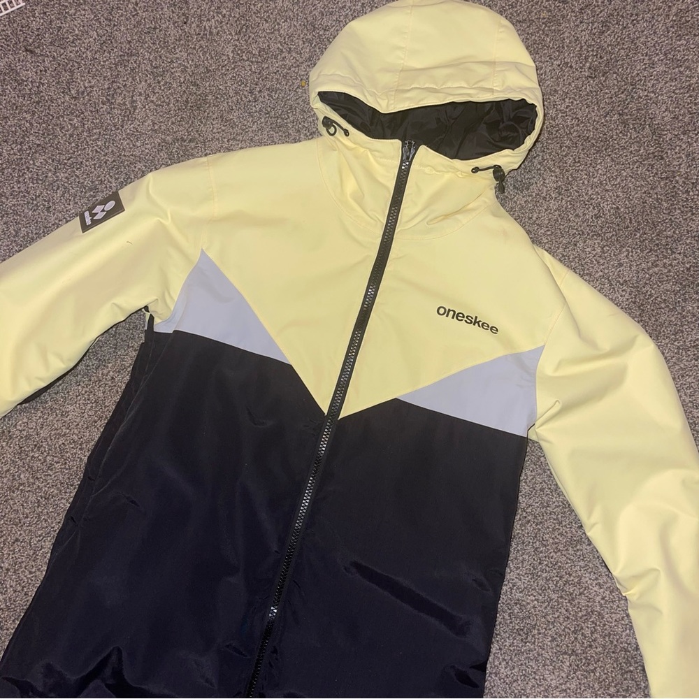 Oneskee black yellow snowsuit L/XL